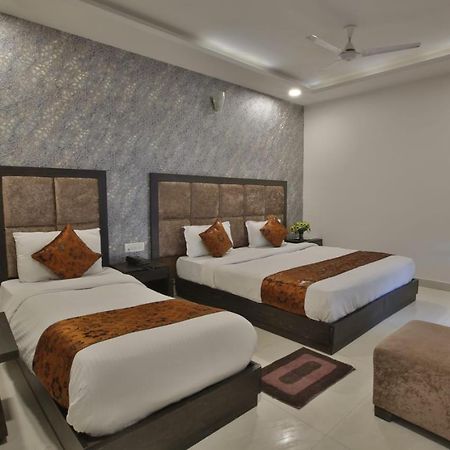 Hotel Aashiyana Inn นิวเดลี ภายนอก รูปภาพ