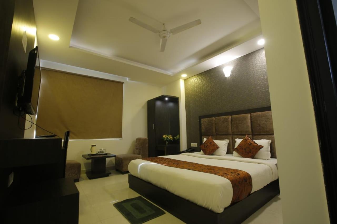 Hotel Aashiyana Inn นิวเดลี ภายนอก รูปภาพ